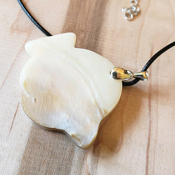 Vintage Mother Of Pearl Pendant Necklace Fish - Picture 3 of 4